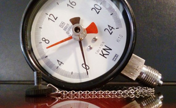 pressure-gauge-with-max-indicator