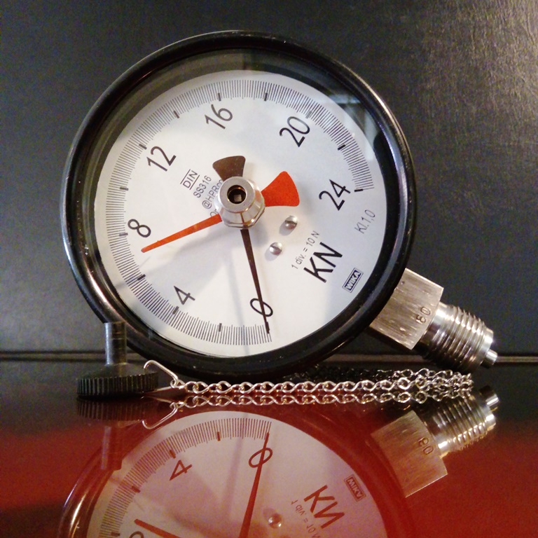 pressure-gauge-with-max-indicator